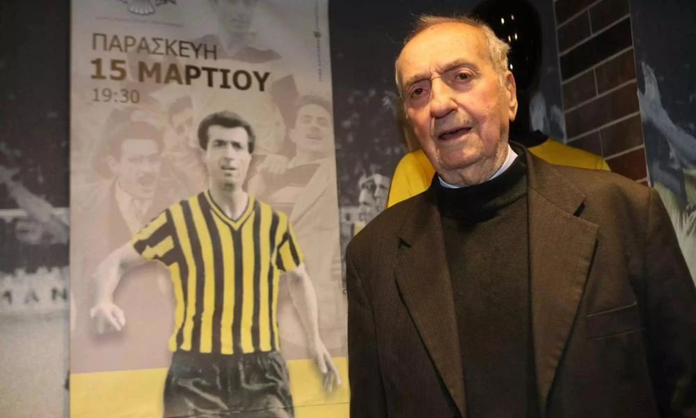 Κώστας Νεστορίδης: Συγκλονίζει ο 93χρονος θρύλος της ΑΕΚ τραγουδώντας το «Και σαν τον Νεστορίδη κανένας δε θα βγει»